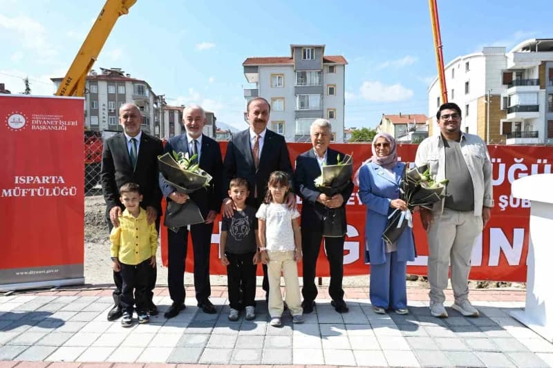 Davraz Mahallesi'nde bulunan Bilal-i Habeşi Caminin yan tarafındaki alana iş insanı Hüseyin Çelik, eşi Fatma Çelik ve oğ