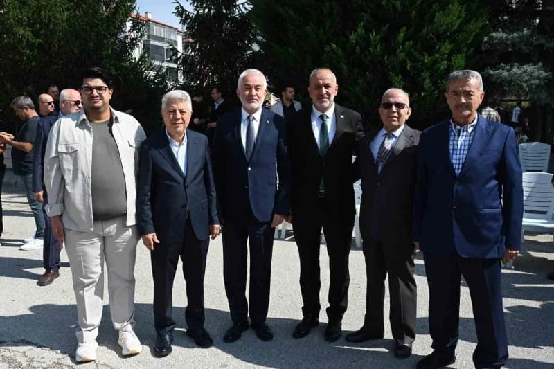 Davraz Mahallesi'nde bulunan Bilal-i Habeşi Caminin yan tarafındaki alana iş insanı Hüseyin Çelik, eşi Fatma Çelik ve oğ