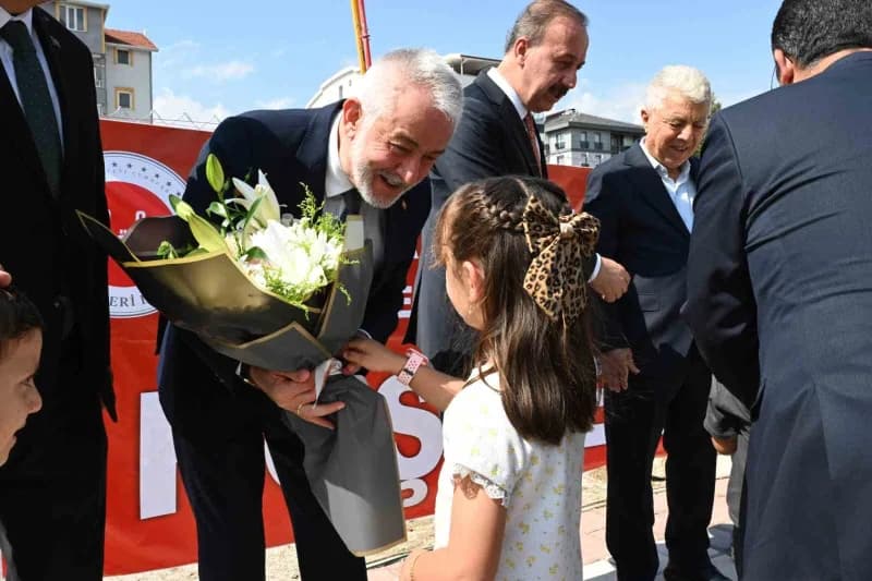 Davraz Mahallesi'nde bulunan Bilal-i Habeşi Caminin yan tarafındaki alana iş insanı Hüseyin Çelik, eşi Fatma Çelik ve oğ