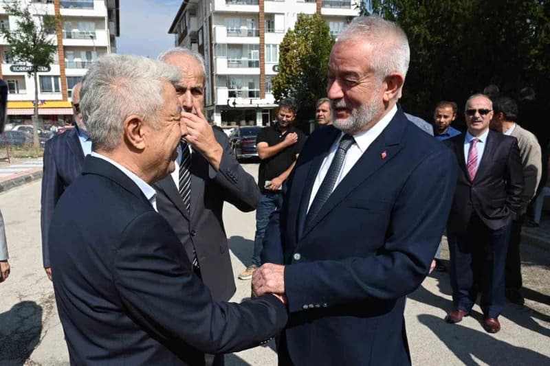 Davraz Mahallesi'nde bulunan Bilal-i Habeşi Caminin yan tarafındaki alana iş insanı Hüseyin Çelik, eşi Fatma Çelik ve oğ