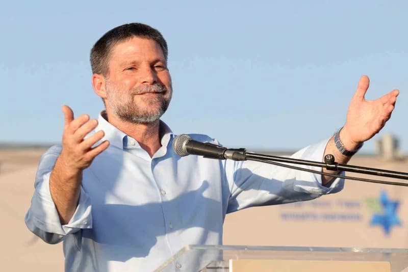 İsrailli Bakan Bezalel Smotrich basın açıklaması yaparken