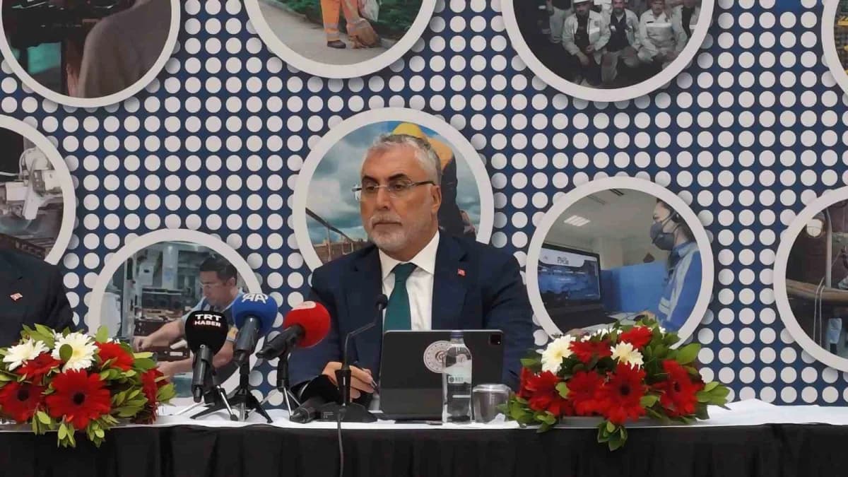 Çalışma ve Sosyal Güvenlik Bakanı Vedat Işıkhan Arnavutköy’de Türkiye Yüzyılı Buluşmaları programında konuşma yaparken
