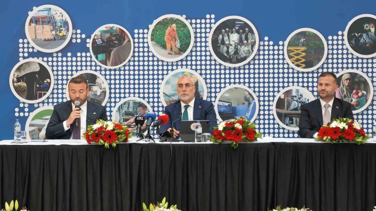 Çalışma ve Sosyal Güvenlik Bakanı Vedat Işıkhan, Arnavutköy'de düzenlenen Türkiye Yüzyılı Buluşmaları programına katıldı