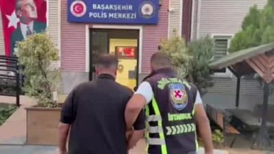 İstanbul Başakşehir'de ambulansa yol vermeyen sürücünün trafik cezası uygulandığı an