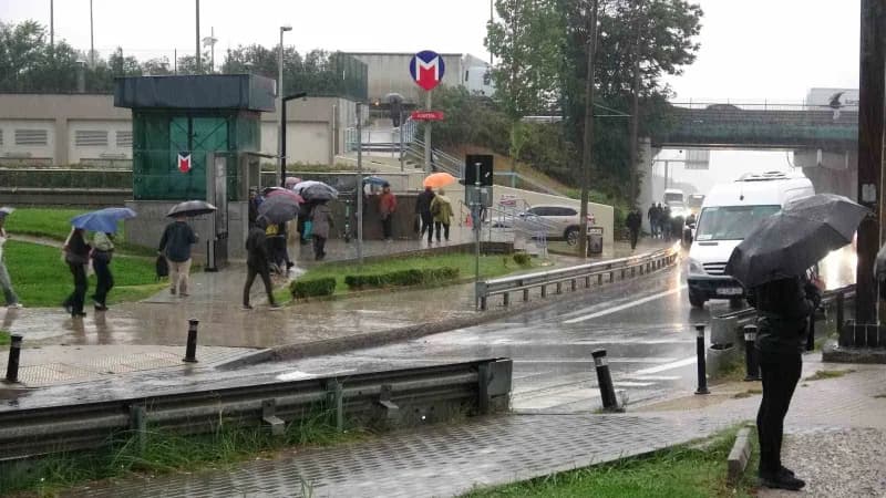 İstanbul Anadolu Yakası’nda gece başlayan yağış sabah saatlerinde de devam ediyor, vatandaşlar şemsiye ile yağmur altınd