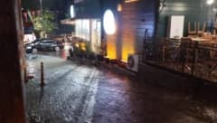 İstanbul Anadolu yakasında sağanak yağış sonrası suyla dolan yollar ve su baskını yaşanan kafe
