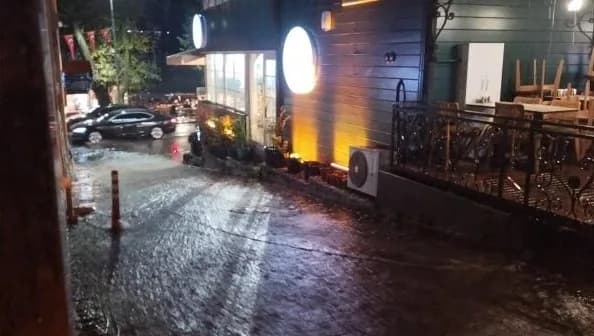 İstanbul Anadolu yakasında sağanak yağış sonrası suyla dolan yollar ve su baskını yaşanan kafe