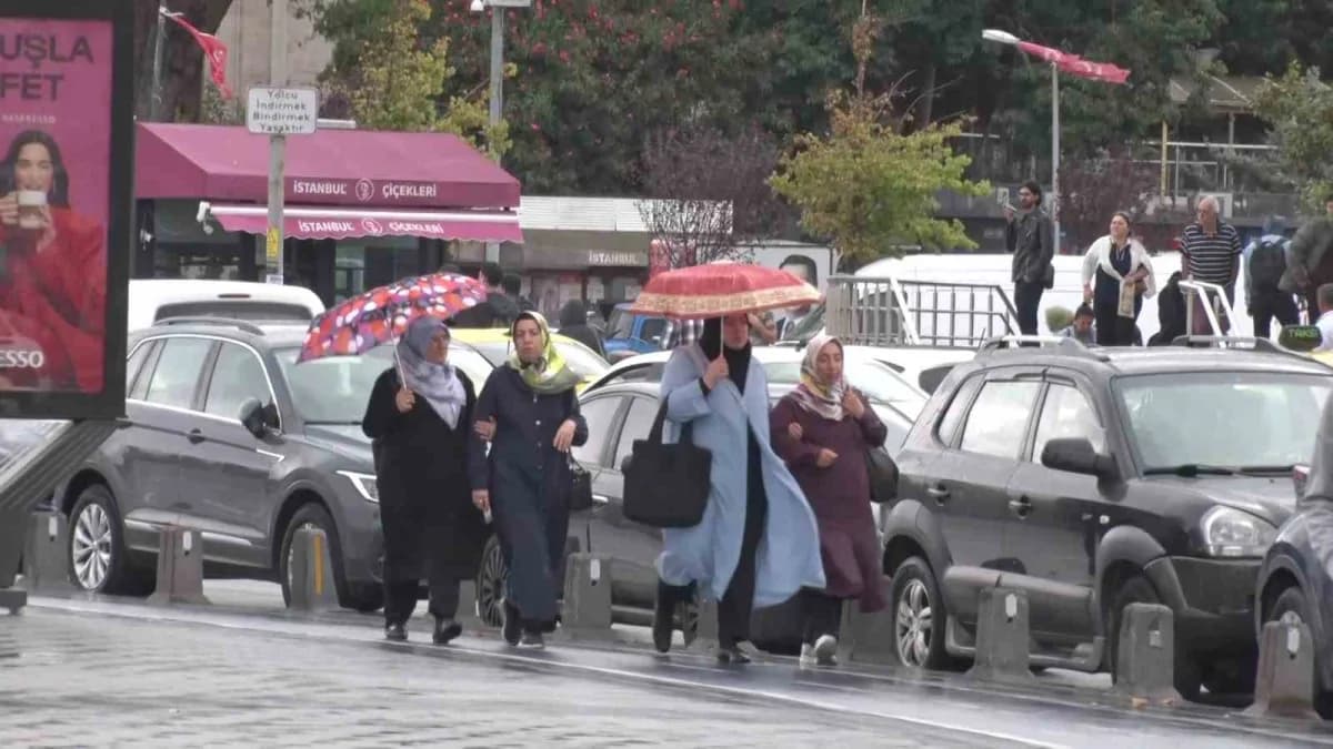 Meteoroloji Genel Müdürlüğünün uyarılarının ardından İstanbul’da beklenen yağış Anadolu Yakası’nda etkisini göstermeye b
