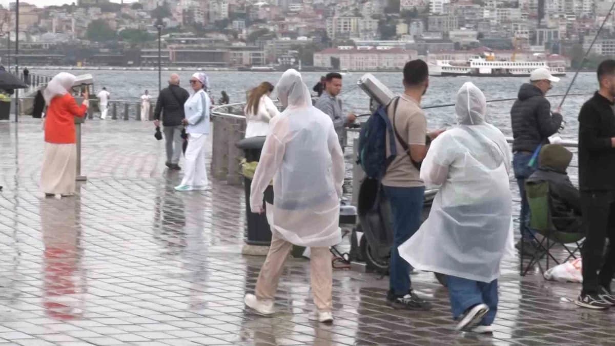 İstanbul Anadolu Yakası’nda etkili olan yağmur ve rüzgar nedeniyle sokakta yürüyen vatandaşlar