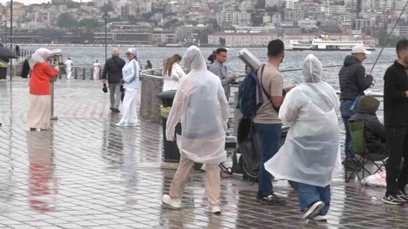 İstanbul Anadolu Yakası’nda etkili olan yağmur ve rüzgar nedeniyle sokakta yürüyen vatandaşlar