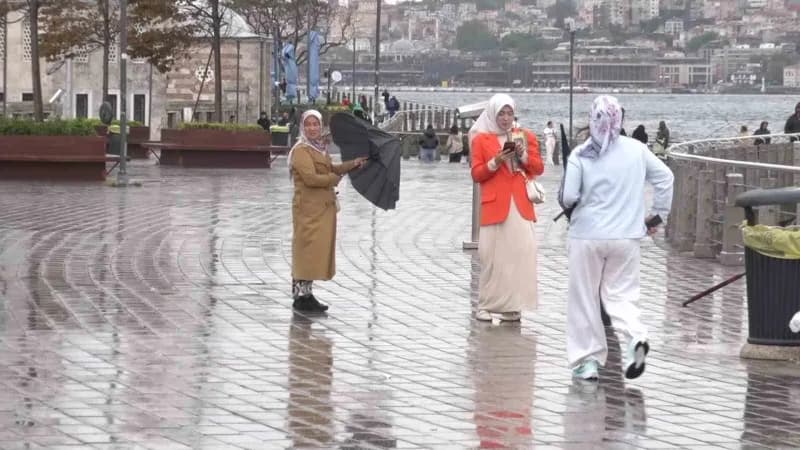 Meteoroloji Genel Müdürlüğünün uyarılarının ardından İstanbul’da beklenen yağış Anadolu Yakası’nda etkisini göstermeye b