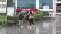 İstanbul Anadolu Yakası’nda etkili olan yağmur ve rüzgar nedeniyle sokakta yürüyen vatandaşlar