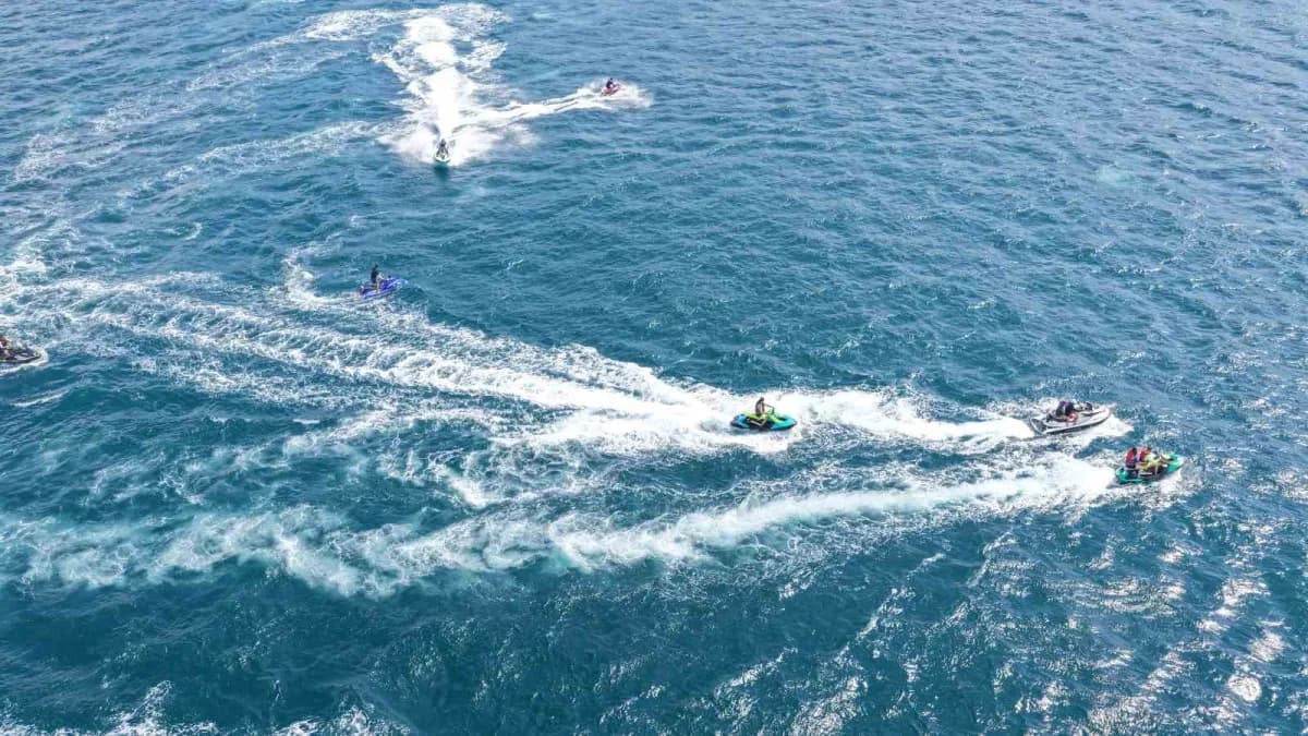 Türkiye'nin en büyük Jet Ski topluluğu Jet Ski Türkiye, İstanbul Boğazı’nda organize edilen yaza veda etkinliği çerçeves