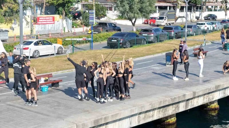 İstanbul Boğazı’nda yaza veda etkinliğinde yüzlerce jet ski konvoy halinde ilerlerken havadan çekilmiş renkli görüntü