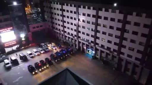 İstanbul’da El Kaide ve DEAŞ terör örgütlerine yönelik operasyon kapsamında polis ekipleri tarafından gözaltına alınan ş