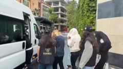 İstanbul’da fuhuş operasyonu kapsamında polis ekipleri masaj salonlarında inceleme yapıyor