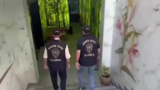 İstanbul’da fuhuş operasyonu kapsamında polis ekipleri masaj salonlarına baskın düzenliyor
