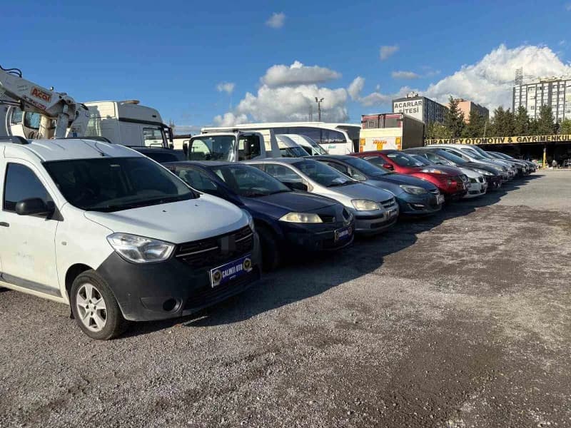 İstanbul ve Gaziantep'te oto hırsızlığı yapan şüphelilerin yakalanması sonrası polis ekipleri