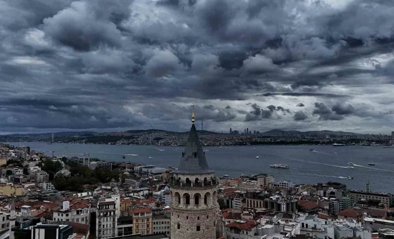 İstanbul'da gökyüzünü gri bulutlar kapladı