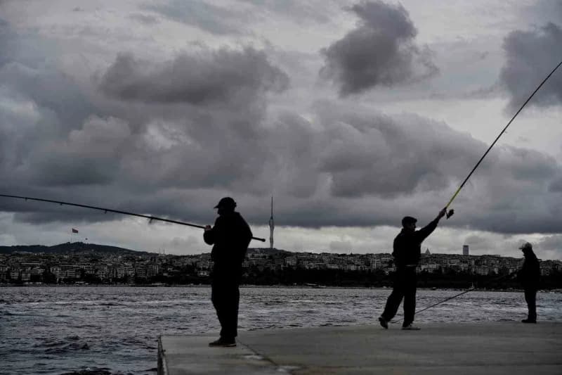 İstanbul'da gökyüzünü gri bulutlar kapladı
