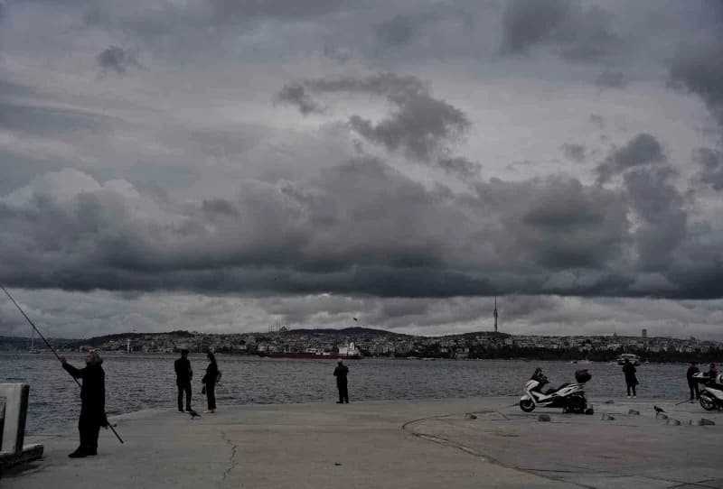 İstanbul'da gökyüzünü gri bulutlar kapladı