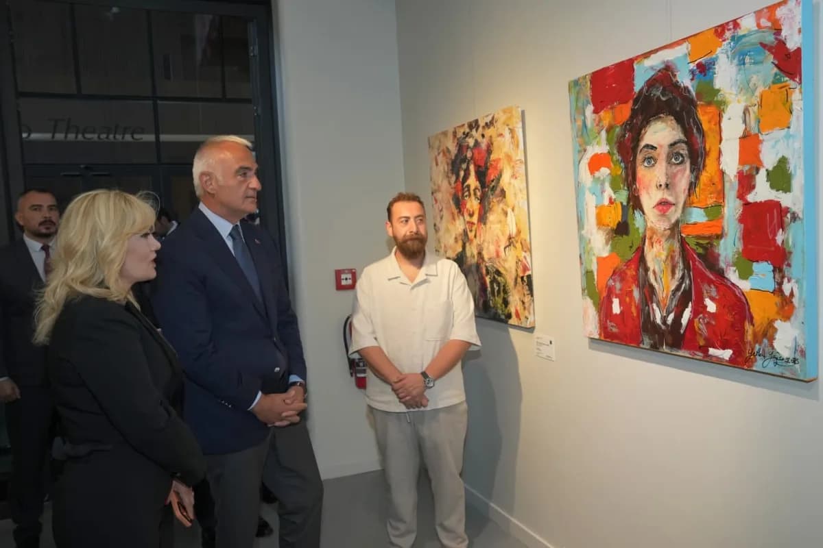 Açılış vesilesiyle Atatürk Kültür Merkezi’nde üç sergiyi gezdiğini belirten Ersoy, birbirinden değerli çalışmaların ziya