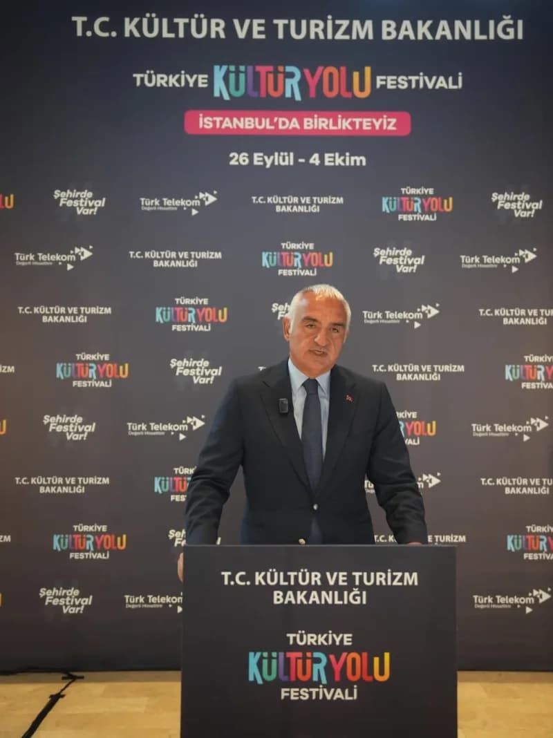Ersoy, "Bu Mirası yaşatan Somut Olmayan Kültürel Miras Taşıyıcısı sanatçılarımıza, yaşayan insan hazinelerimize sahneyi