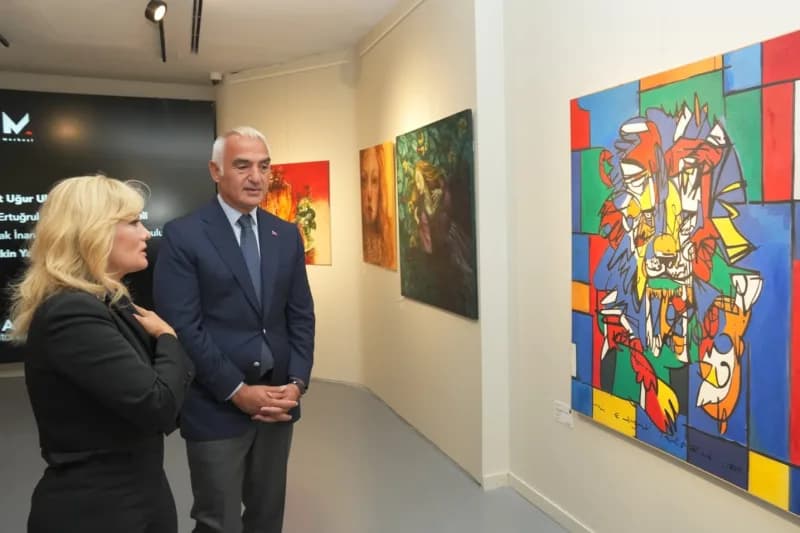 Açılış vesilesiyle Atatürk Kültür Merkezi’nde üç sergiyi gezdiğini belirten Ersoy, birbirinden değerli çalışmaların ziya