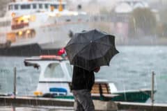İstanbul'da kuvvetli yağış ve fırtına uyarısı nedeniyle yağmur altında sokaklar ve rüzgarlı hava görüntüsü