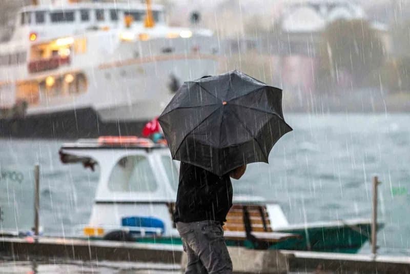 İstanbul'da kuvvetli yağış ve fırtına uyarısı nedeniyle yağmur altında sokaklar ve rüzgarlı hava görüntüsü