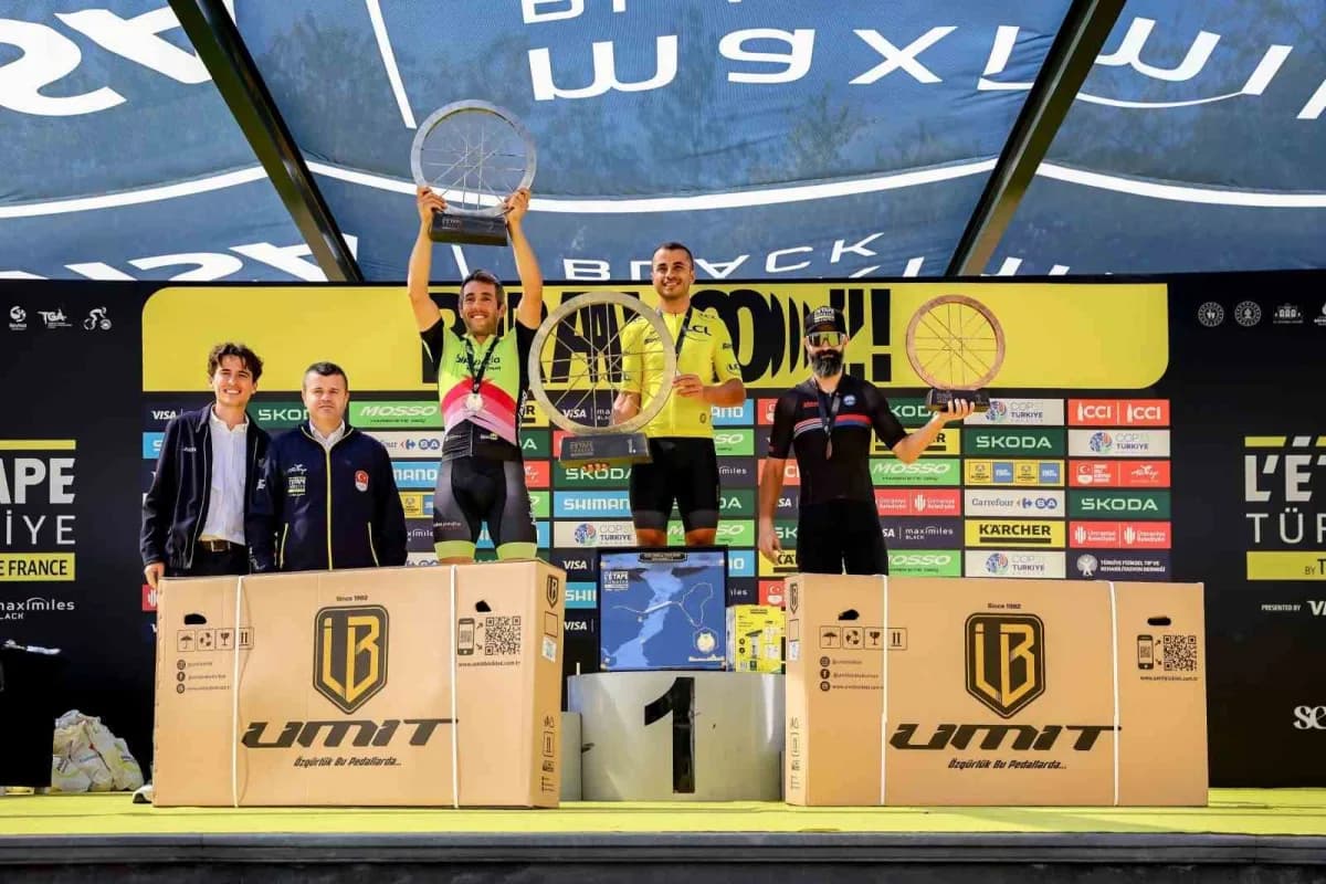 Dereceye giren sporculara ödülleri takdim edildi.