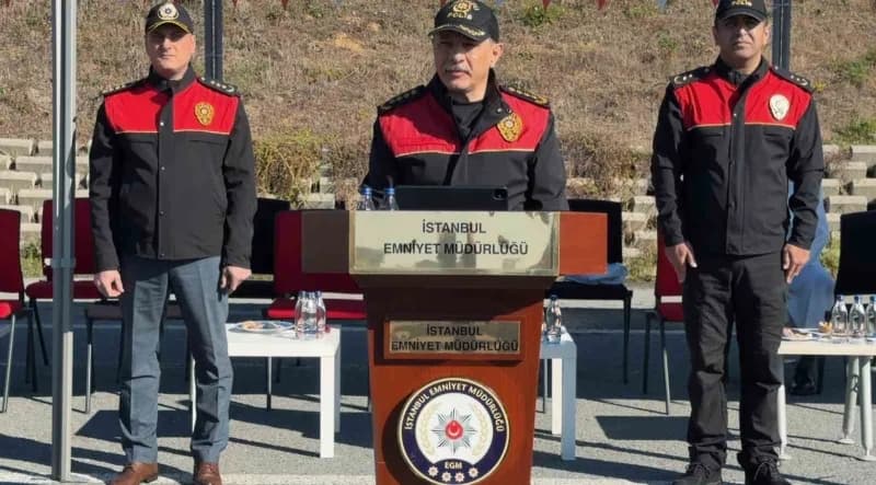 İstanbul İl Emniyet Müdürü Selami Yıldız motosikletli polis timleri eğitiminde kursiyerlerle bir arada