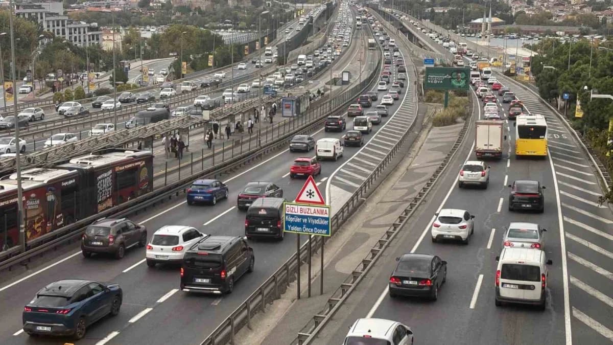 İstanbul'da sabah saatlerinde Trafik Yoğunluğu yaşandı. Yoğunluk saat 08.41 itibariyle yüzde 71 olarak ölçülürken, Mecid