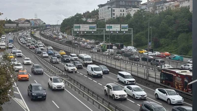 İstanbul'da sabah saatlerinde Trafik Yoğunluğu yaşandı. Yoğunluk saat 08.41 itibariyle yüzde 71 olarak ölçülürken, Mecid