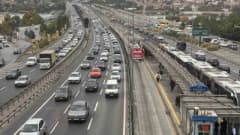 İstanbul'da sabah saatlerinde Mecidiyeköy E-5 Ankara ve Edirnekapı istikametlerinde oluşan trafik yoğunluğu ve araç kuyr