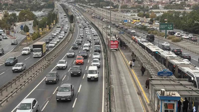 İstanbul'da sabah saatlerinde Mecidiyeköy E-5 Ankara ve Edirnekapı istikametlerinde oluşan trafik yoğunluğu ve araç kuyr