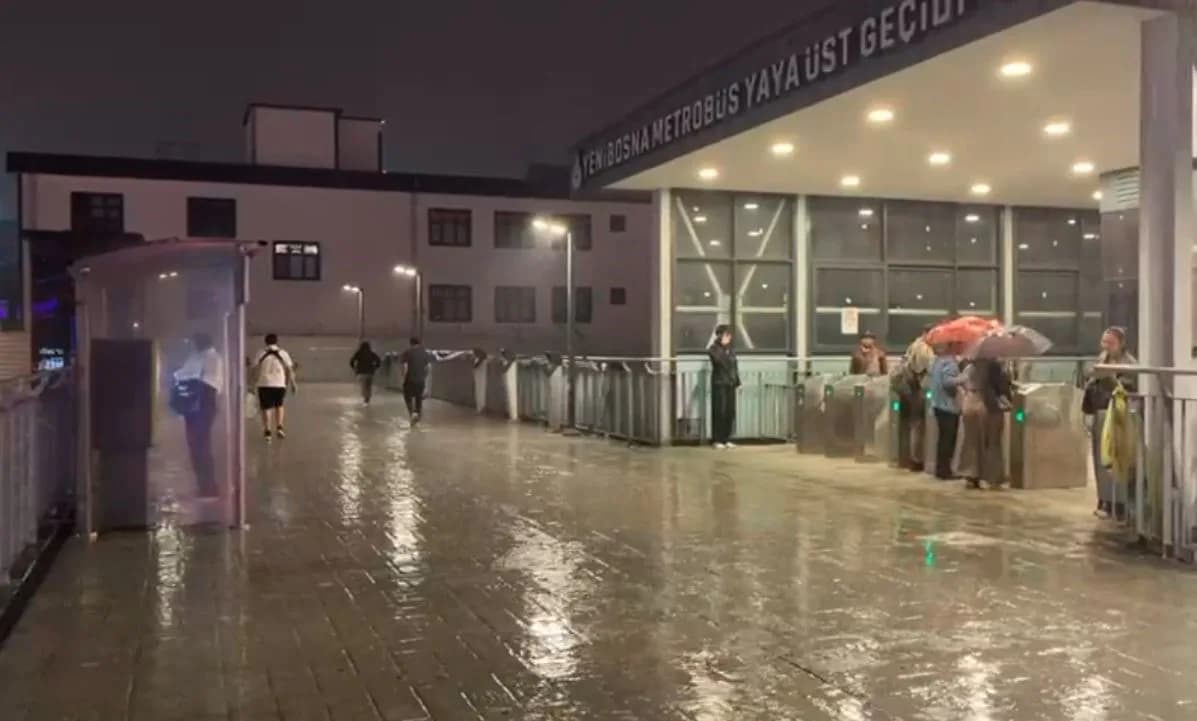 İstanbul’sa sağanak yağış etkili olmaya başladı. Bazı bölgelerde yollar göle dönerken, yağmura hazırlıksız yakalanan vat