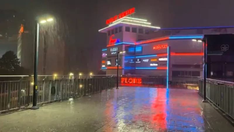 İstanbul’sa sağanak yağış etkili olmaya başladı. Bazı bölgelerde yollar göle dönerken, yağmura hazırlıksız yakalanan vat