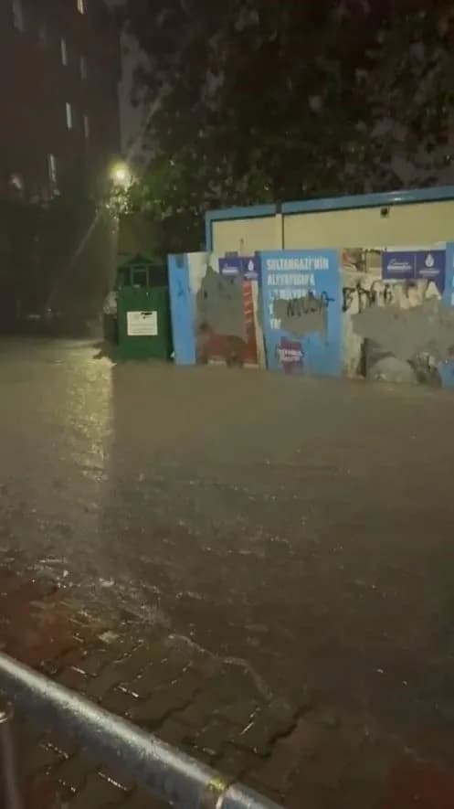 İstanbul’sa sağanak yağış etkili olmaya başladı. Bazı bölgelerde yollar göle dönerken, yağmura hazırlıksız yakalanan vat