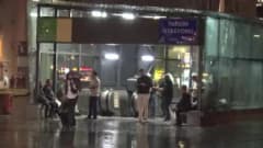İstanbul’da sağanak yağış nedeniyle metro durağı ve nostaljik tramvaya sığınan vatandaşlar