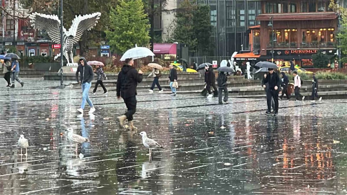 İstanbul’da sağanak yağış nedeniyle sokakta yürüyen vatandaşlar ve ıslak zemin