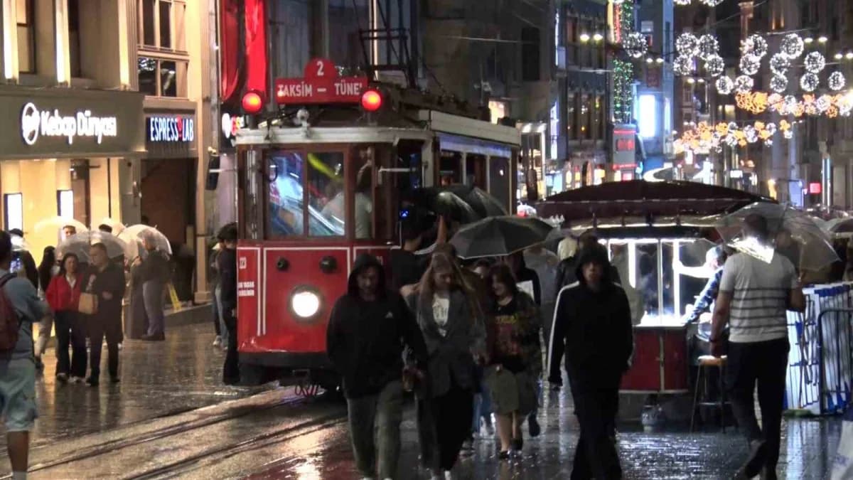 İstanbul’da Meteoroloji Genel müdürlüğünün uyarılarının ardından akşam saatlerinde sağanak yağış etkili oldu. Vatandaşla