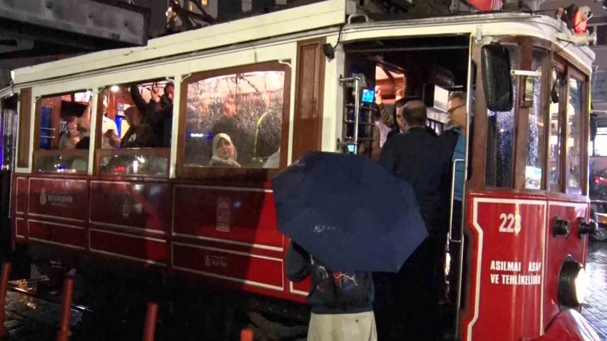 İstanbul’da sağanak yağmur sırasında metro ve nostaljik tramvay durağında bekleyen vatandaşlar