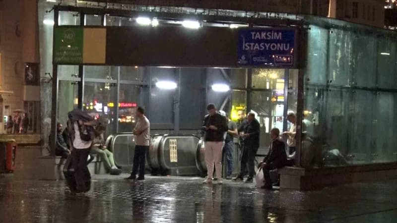 İstanbul’da Meteoroloji Genel müdürlüğünün uyarılarının ardından akşam saatlerinde sağanak yağış etkili oldu. Vatandaşla