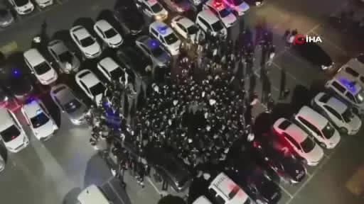 İstanbul’da sahte vatandaşlık operasyonunda polis ekipleri şüphelileri gözaltına alıyor