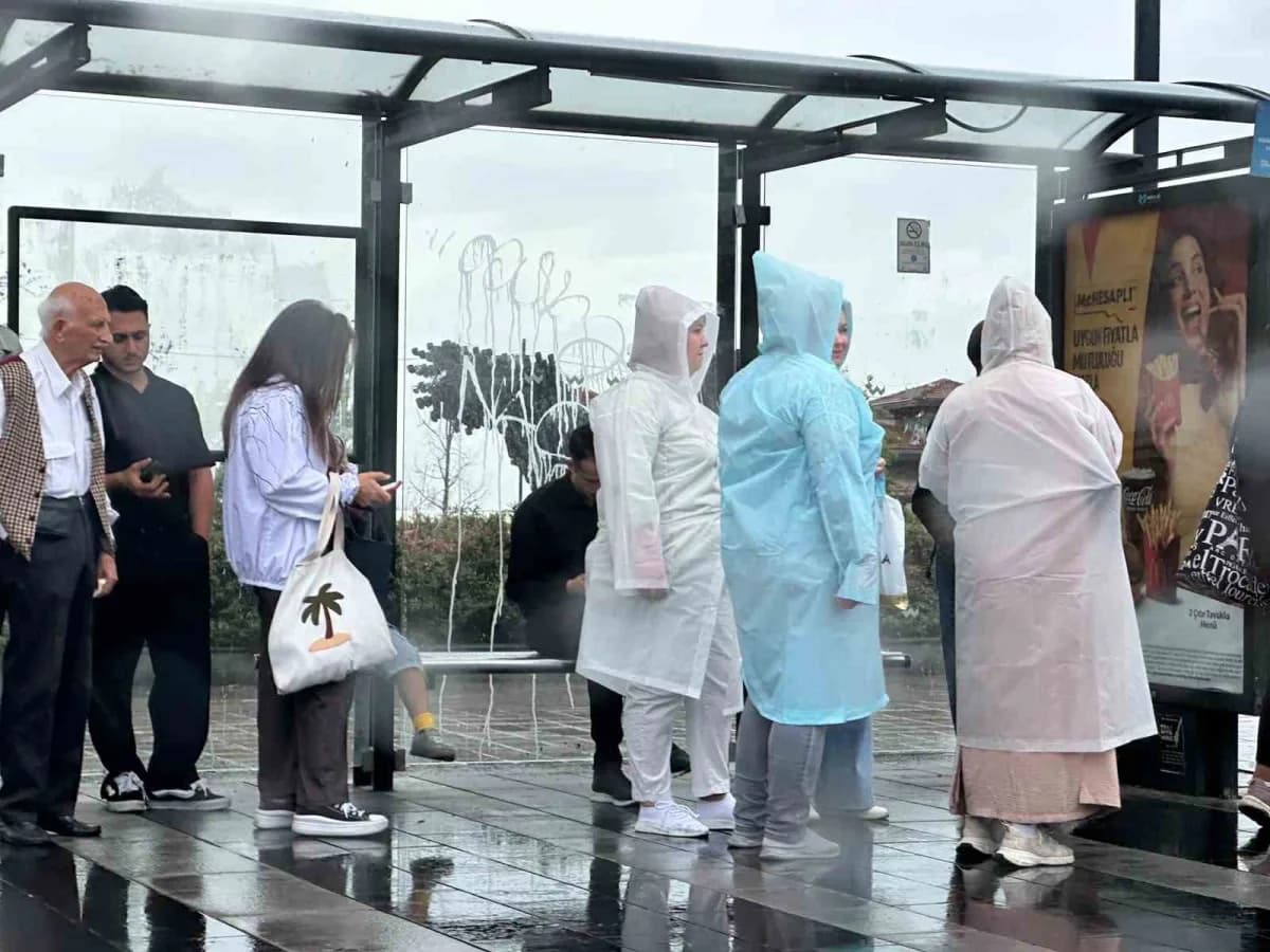 Meteoroloji yetkilerinin yaptığı uyarıların ardından İstanbul'da beklenen yağmur etkili olmaya başladı. Yağmura hazırlık