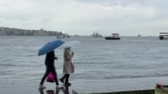 İstanbul’da sonbahar mevsiminde başlayan yağmur nedeniyle sokakta yürüyen vatandaşlar ve yağmura sığınanlar