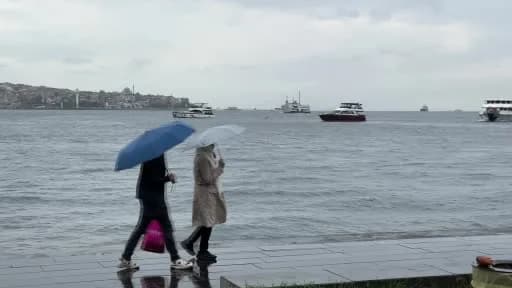İstanbul’da sonbahar mevsiminde başlayan yağmur nedeniyle sokakta yürüyen vatandaşlar ve yağmura sığınanlar