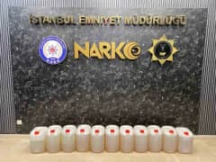 İstanbul’da polis ekiplerinin tırın yakıt deposunda ele geçirdiği sıvı metamfetamin