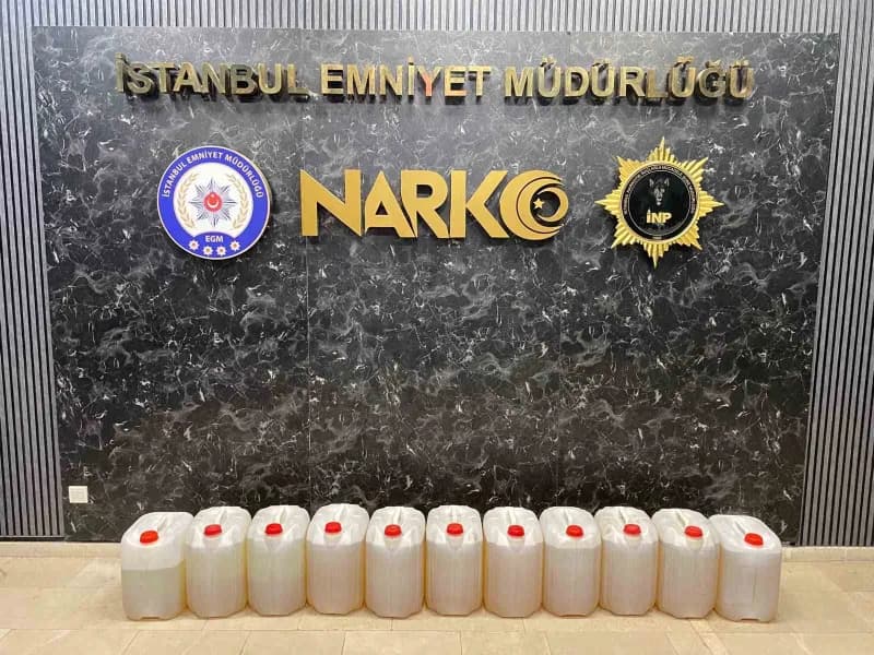 İstanbul’da polis ekiplerinin tırın yakıt deposunda ele geçirdiği sıvı metamfetamin